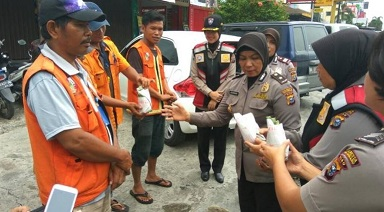 Para Juru Parkir Pekanbaru Dapat Nasi Bungkus Dari Ibu-ibu Polwan