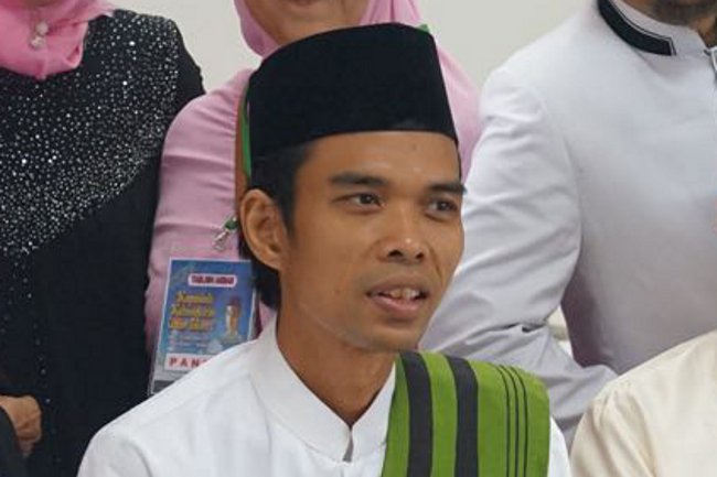 UAS Posting Daftar Syarat Bisa Jadi Imam Sholat