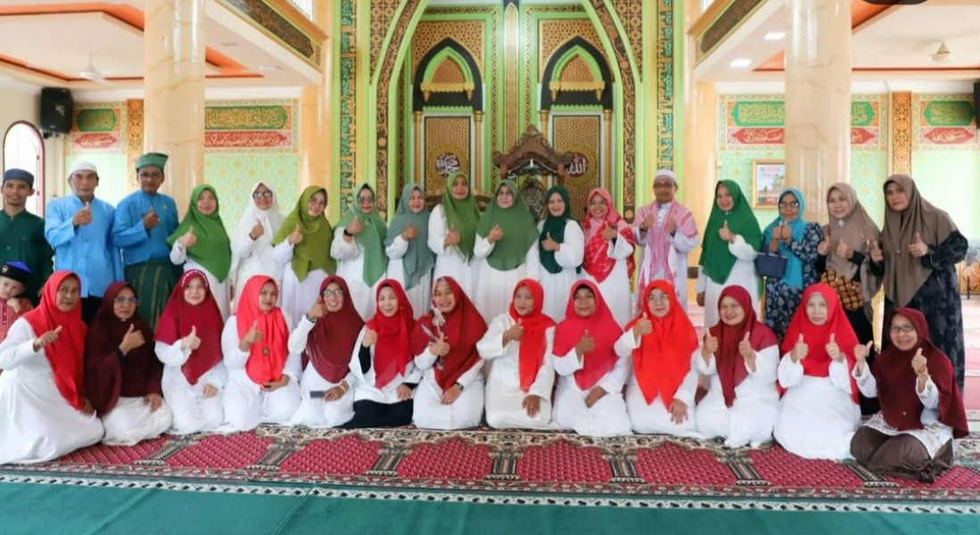 Ketua MNU Inhil Kukuhkan Pengurus Majlis Taklim dan Yasinan Darul Al-Mukhlisin