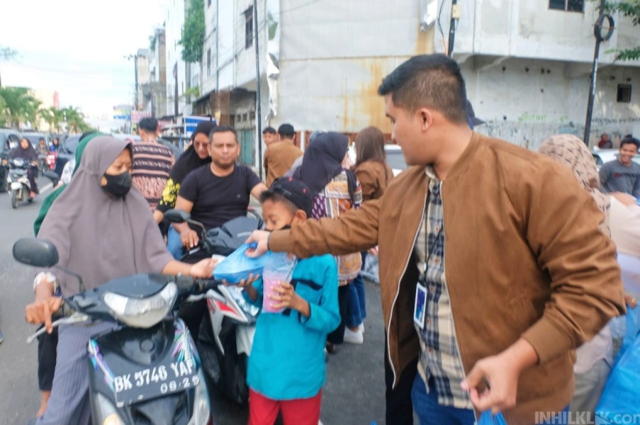 Berkah Ramadhan, BRI BO Kisaran Berbagi Takjil Untuk Masyarakat