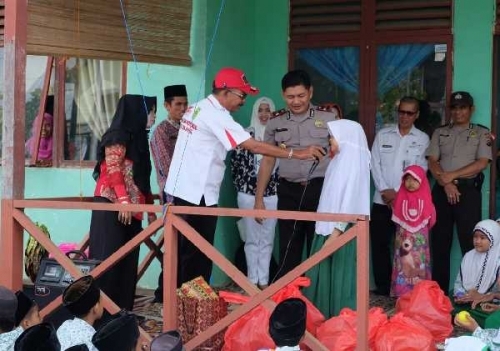 Kapolsek Tembilahan dan Kabag Humas Bagi-bagi Hadiah di MIN Tembilahan