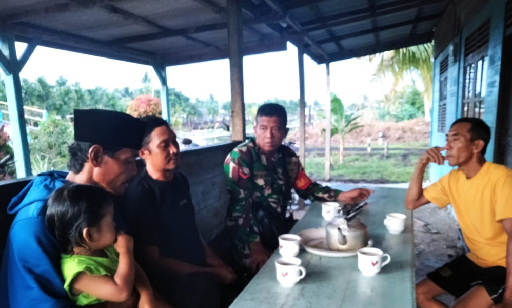 Babinsa Teluk Belengkong Komsos Pilkada Damai kepada Masyarakat
