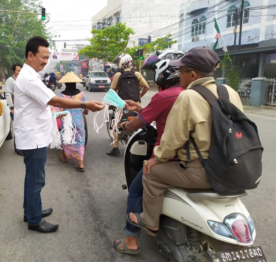Peduli Kesehatan Masyarakat, Kadin Inhil Bersama Diskes dan Fekon Unisi Bagikan Ribuan Masker