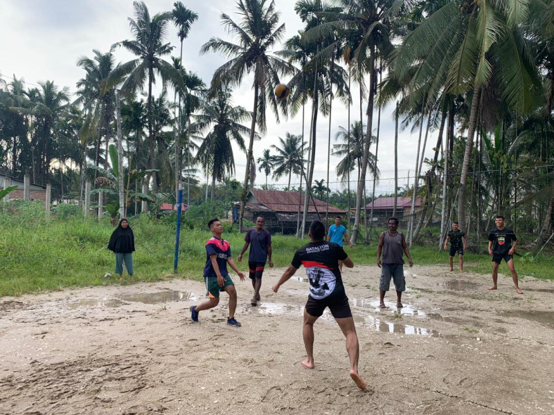 Wujud Kekompakan TNI-Rakyat, Personel Satgas TMMD ke-116 Kodim 0314/Inhil Main Voli Bersama