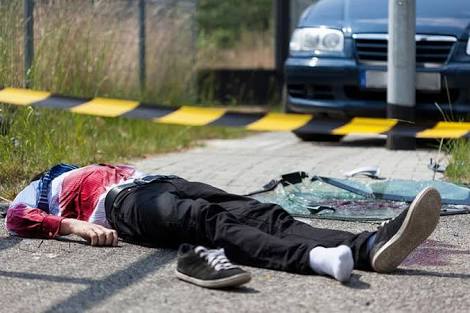 Duduk di Median Jalan, Dua Orang Pemuda di Inhil Ditabrak Mobil L300