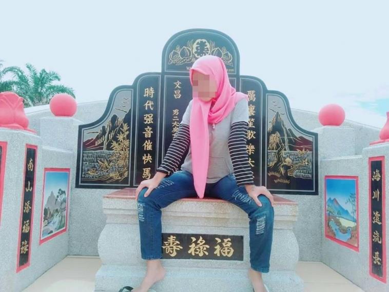 Gadis Duduk Tak Sopan di Atas Kuburan China ini Viral