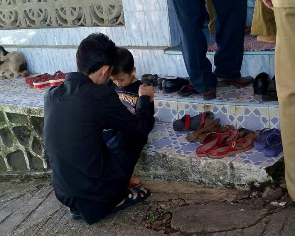 Mengharukan, Tersangka Kepemilikan Ganja Bertemu Anaknya Dirumah Duka