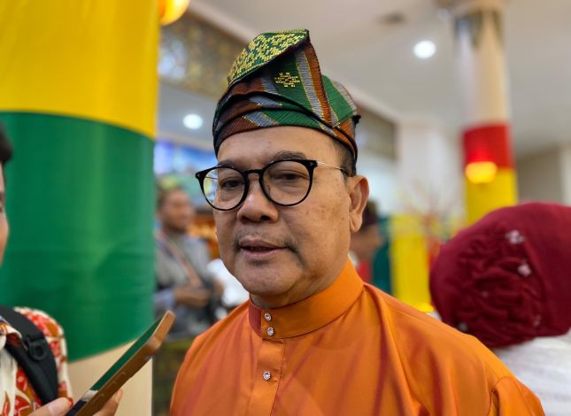 Rusli Zainal Beri Sinyal Dukung Abdul Wahid-SF Hariyanto di Pilgubri 2024