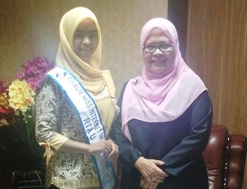 Tamara Dapat Dukungan Dari Ketua DPRD Riau Pada Ajang Miss Internet Indonesia di Bali