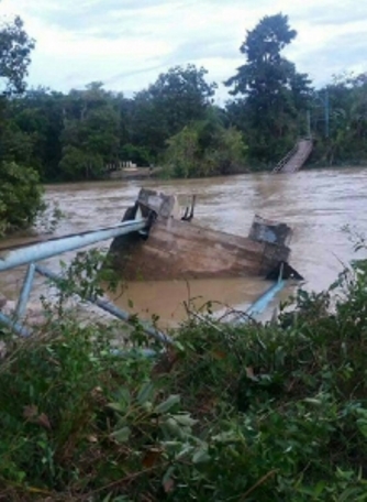 Jembatan Di Inhu Ambruk Di Hantam Arus Sungai, Tiga Desa Terisolasi