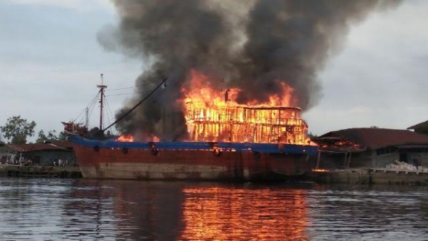 Kapal Kayu Sembako di Dumai Ludes Terbakar