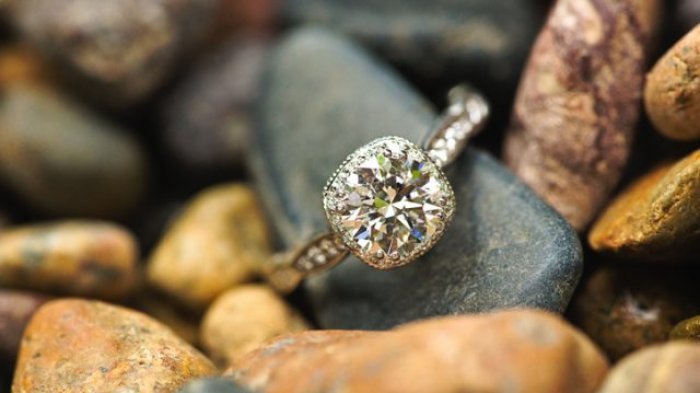 Pamer Cincin Berlian, Orang-orang Malah Jijik Lihat Kuku Calon Pengantin ini