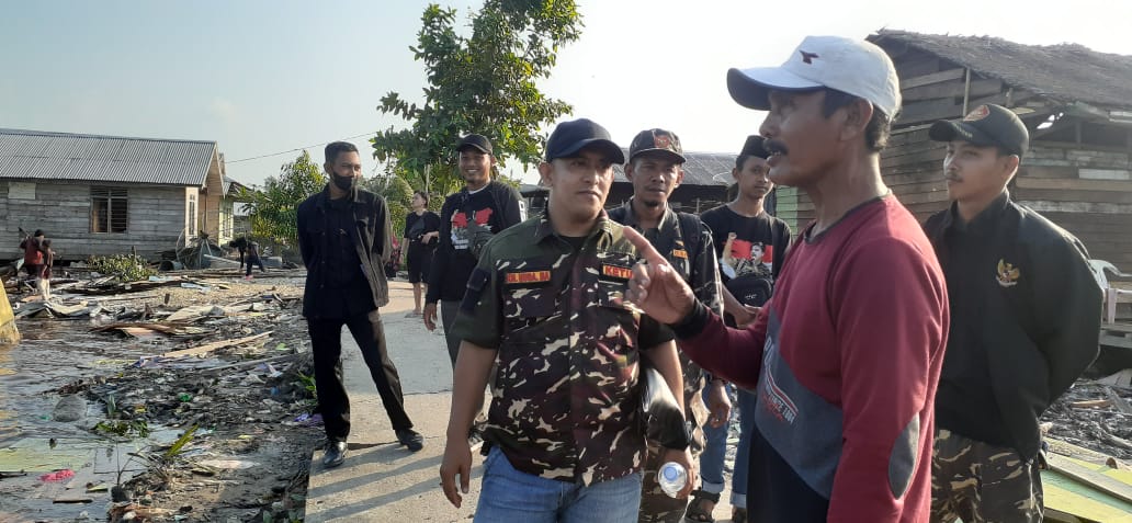 GP Ansor Inhil Serahkan Bantuan Korban Longsor di Simpang Tiga Enok