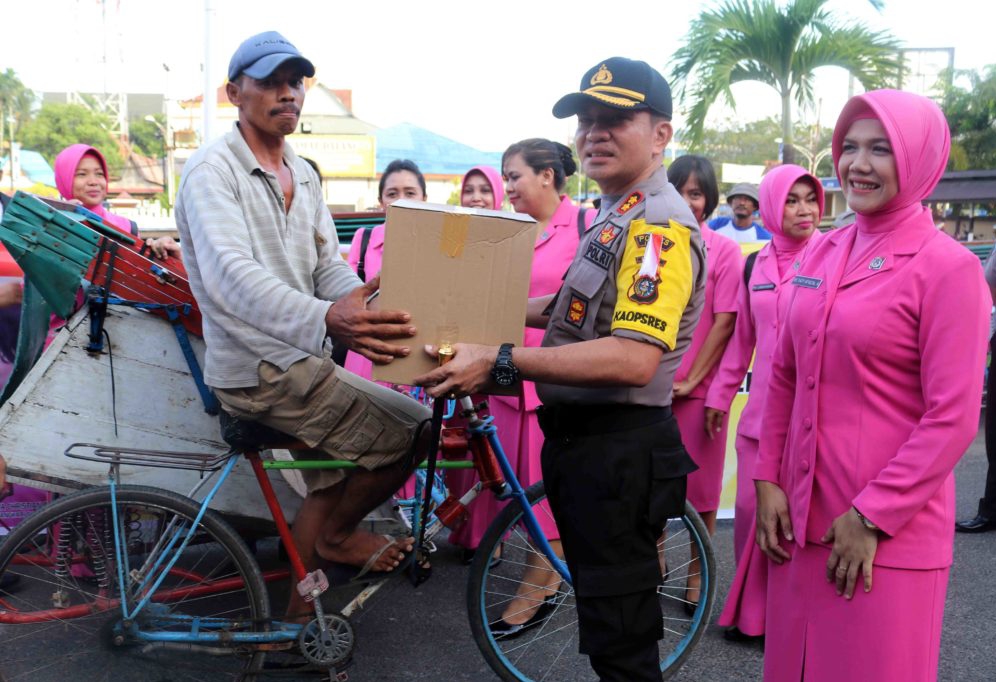 Kapolres Bagi-Bagi THR Kepada Puluhan Tukang Becak di Tembilahan