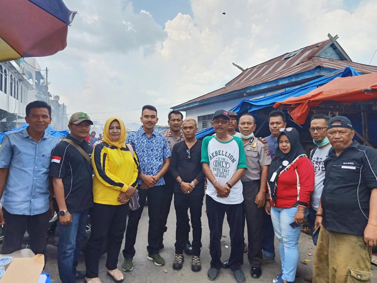 Marlis Syarif Berikan Ratusan Nasi Kotak untuk Korban Kebakaran di Pasar Terapung