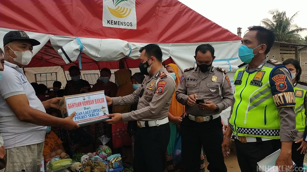 Sat Lantas Polres Sergai Peduli Korban Banjir di Sei Rampah