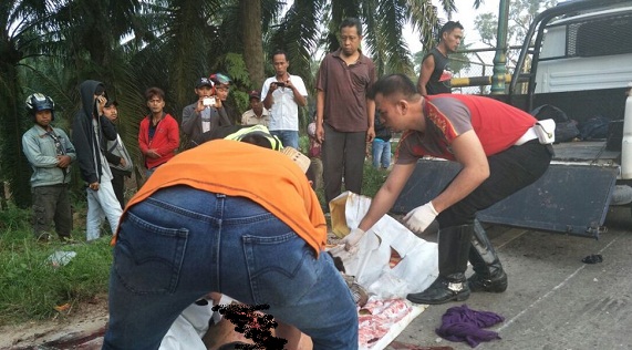 Foto-foto Mengerikan Bus Medan Jaya Lindas Pengendara Sepeda Motor di Bengkalis