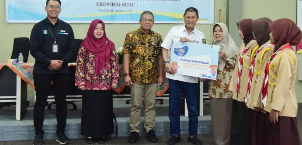 Pemkab Serahkan Buku Rekening Pelajar Tingkat SMA, SMP, dan SD Se - Inhil
