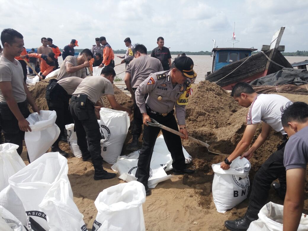 Polres Bersama Pemkab Inhil Serta Masyarakat Berjibaku Perbaki Jalan Rusak