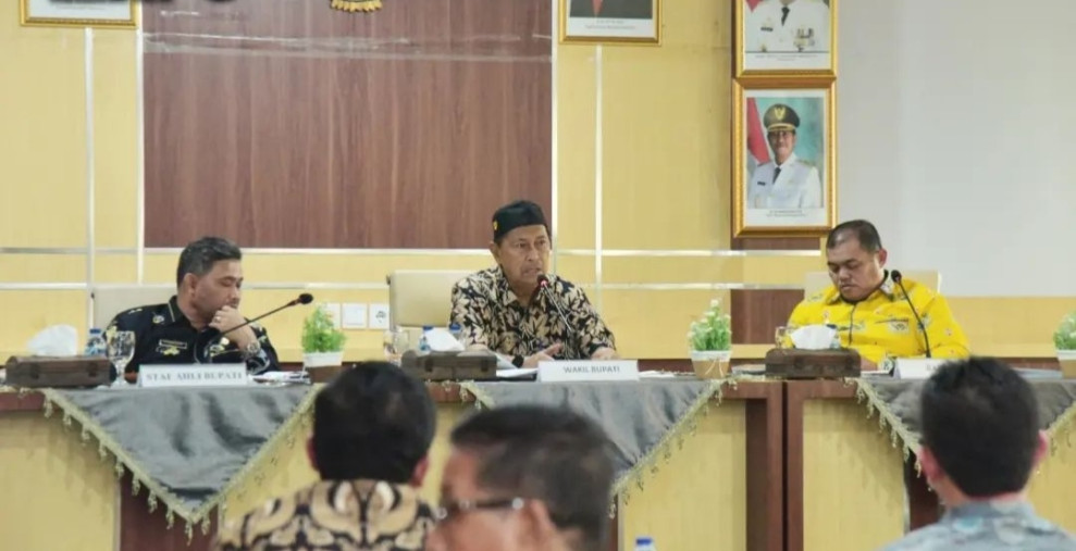 Pemkab Inhil Serahkan Piagam Penghargaan kepada Kecamatan Terbaik Dalam Penilaian Kinerja