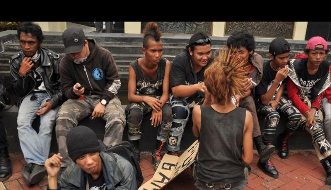 17 Anak Punk yang Terjaring Razia Satpol PP Digunduli