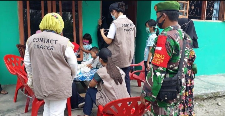 Babinsa Koramil 10/SR Dampingi Tenaga Medis Puskesmas Pon Lakukan Rapid Test Warga Sei Bamban