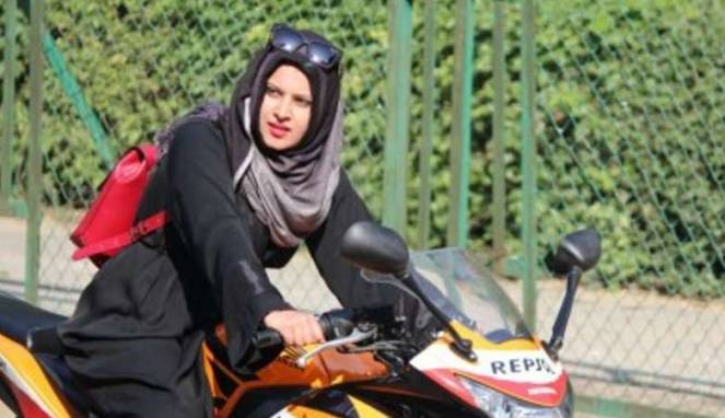 Tips Simpel Naik Motor Agar Hijab Tak Terbang-terbangan