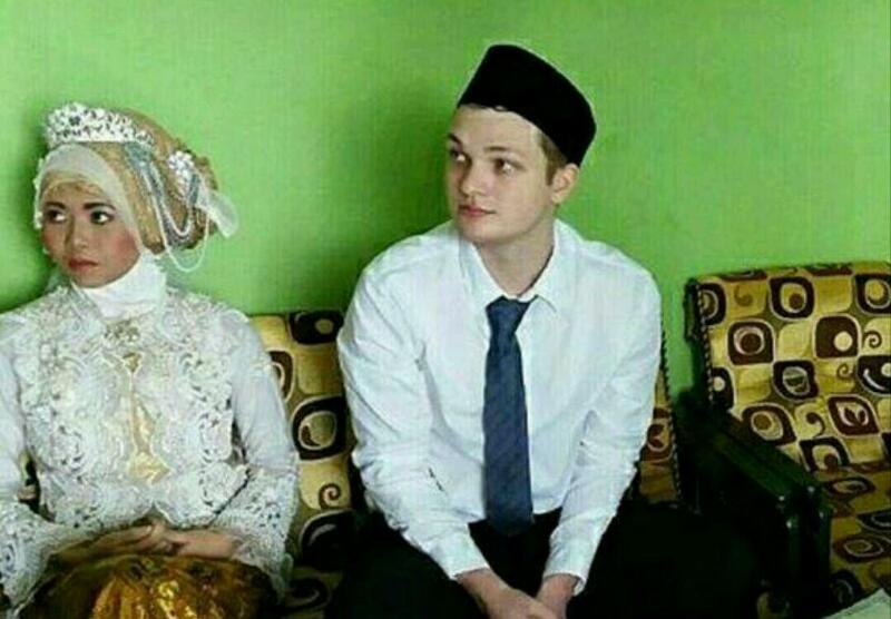 DEMI CINTA... Bule Australia Jadi Muallaf dan Menikah dengan Baby Sitter Cantik