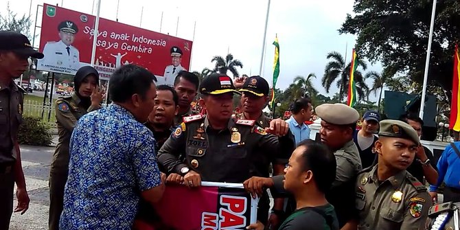 Unjuk Rasa Kekerasan Anak di Pekanbaru di Bubarkan Petugas