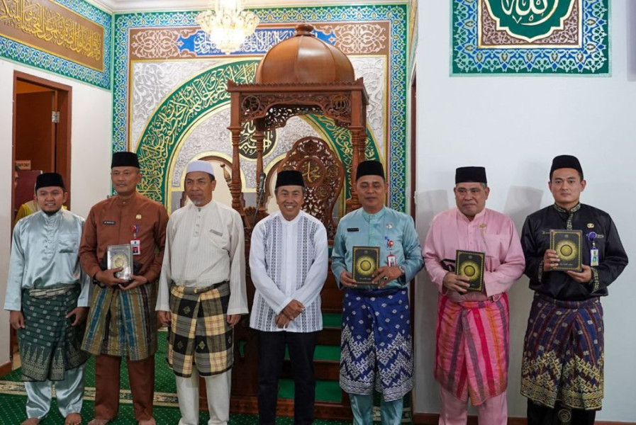 Gubri Syamsuar Serahkan 1000 Wakaf Al - Qur’an