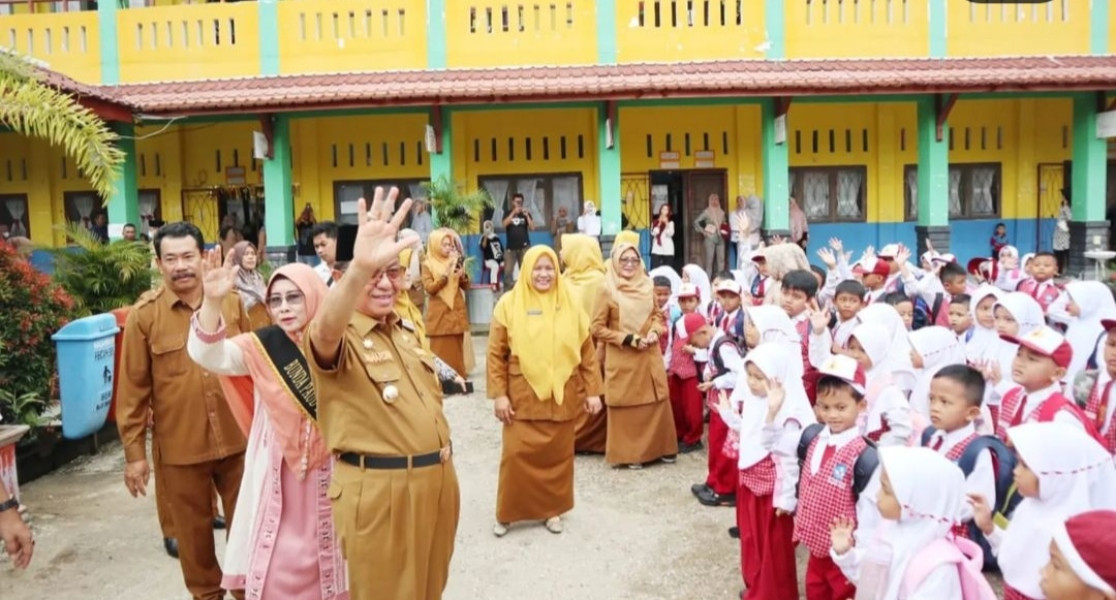 Hari Pertama Masuk Sekolah, Bupati Lakukan Kunjungan ke PAUD dan SD