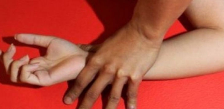 Ibu Pergoki Lelaki Bersamaan Putrinya Pakai Celana