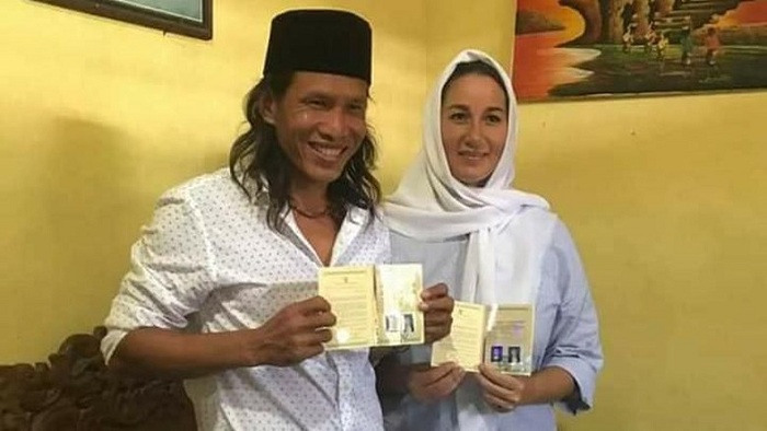 Pria Gondrong Ini 'Sukses' Nikahi Bule Cantik