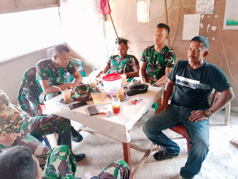 Komsos Personel Satgas TMMD 116 Pererat Silaturahmi dengan Masyarakat Pengalihan Keritang