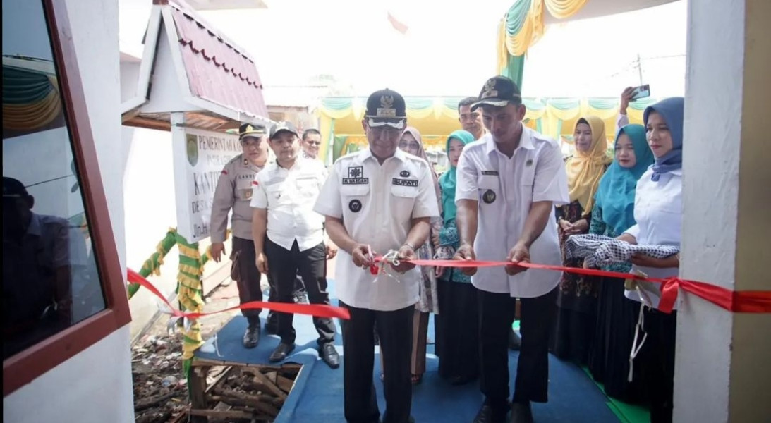 Bupati Inhil Resmikan Gedung Baru Kantor Desa Simpang Tiga Enok
