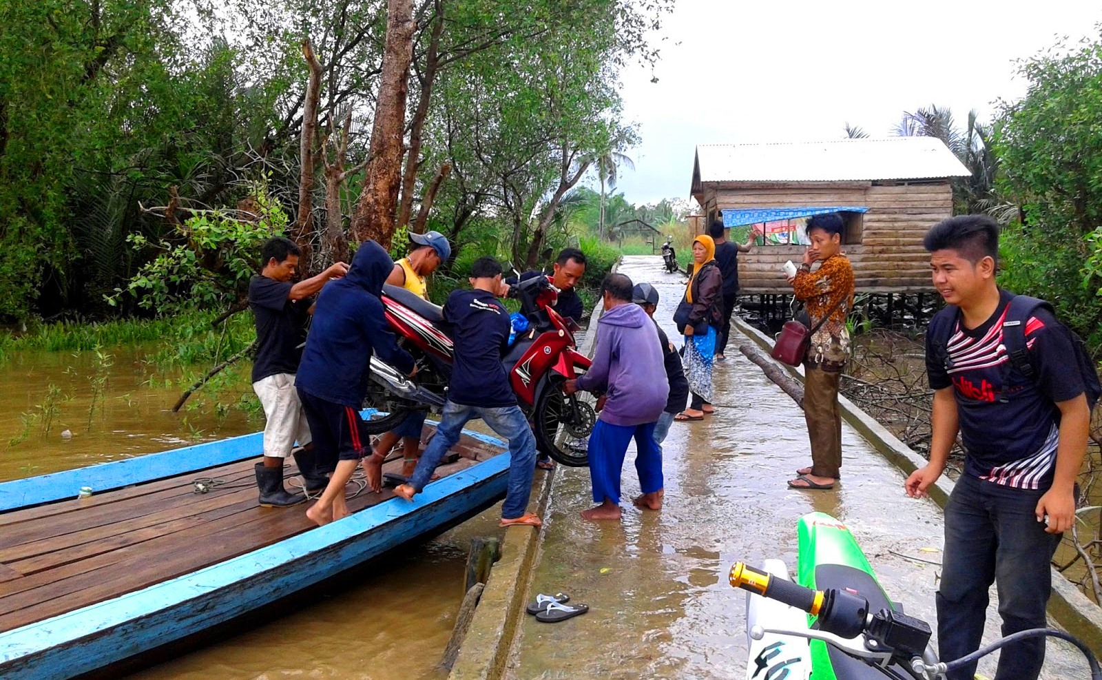 Pokcai Transportasi Andalan Warga Kuindra untuk Menyeberang ke Tembilahan