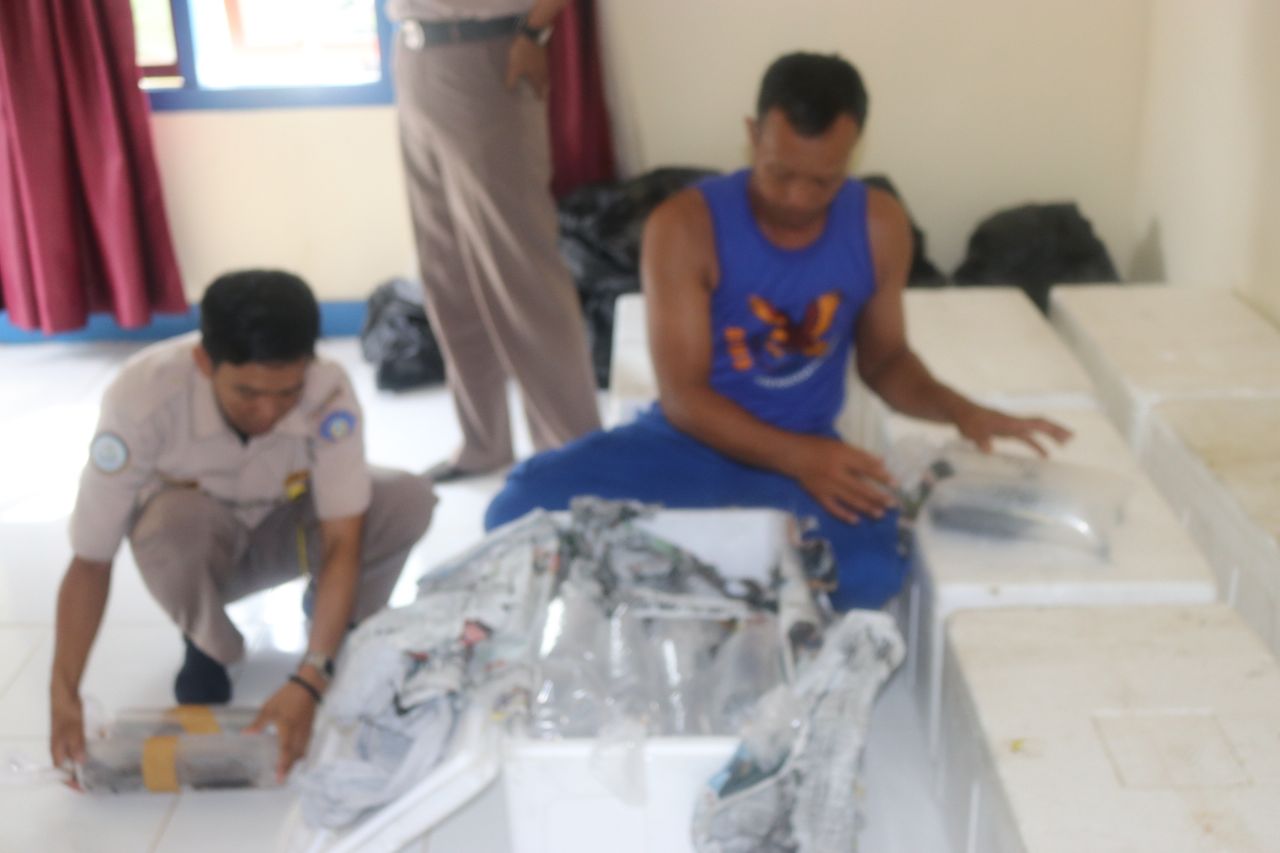 FOTO: Polres Inhil Amankan 8 Kotak Berisi Baby Lobster