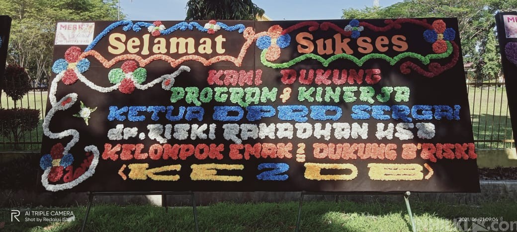 Papan Bunga Dukungan dr Riski dan Tolak Mosi Tidak Percaya 'Semarakkan' Gedung DPRD Sergai