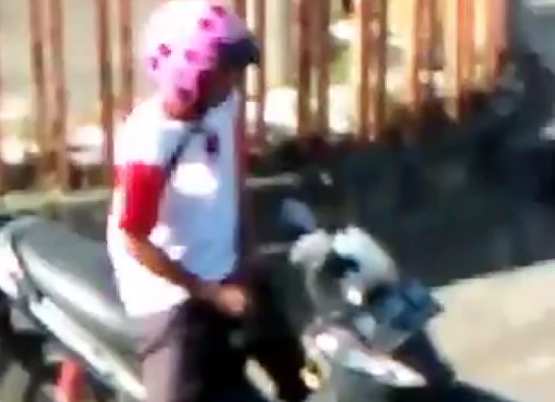 PARAH... Pria Berhelm Merah Muda Perlihatkan 'Itunya' di Depan Anak SMA Viral!
