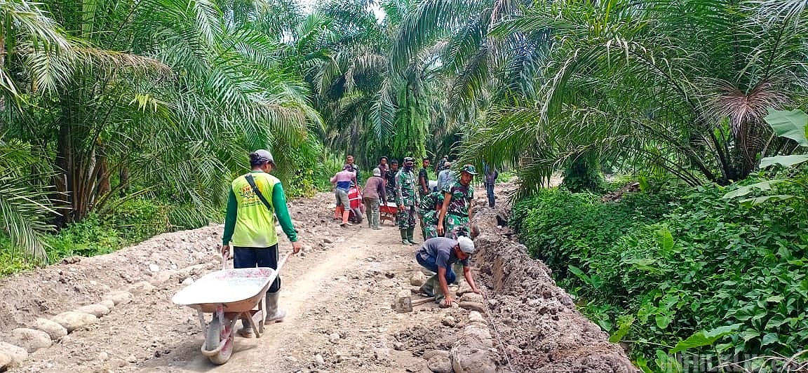 Suhu Panas Membakar Kulit Makin Bangkitkan Semangat Satgas TMMD Kodim 0204/DS Pacu Pekerjaan