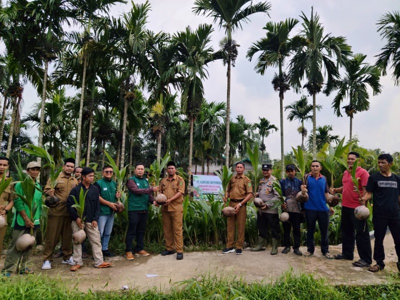 Dukung Ekonomi Petani, PT GIN Salurkan 1.000 Bibit Kelapa di Simpang Kateman