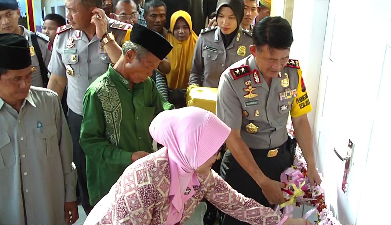 Saat Kapolda Riau Serahkan Rumah Hibah, Isak Tangis Bahagia Terjadi