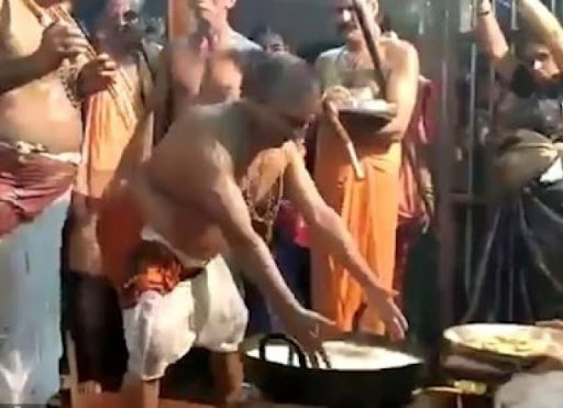 Ritual Ujian Iman di India: Celupkan Tangan ke Minyak Mendidih
