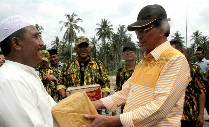 Tinjau Lokasi Kebakaran Pesantren Anwarul Ulum, Bupati Inhil Berikan Bantuan