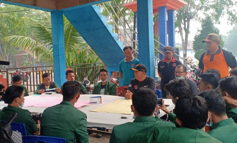 Puluhan Mahasiswa STAI Auliaurrasyidin Bantu Padamkan Karhutla