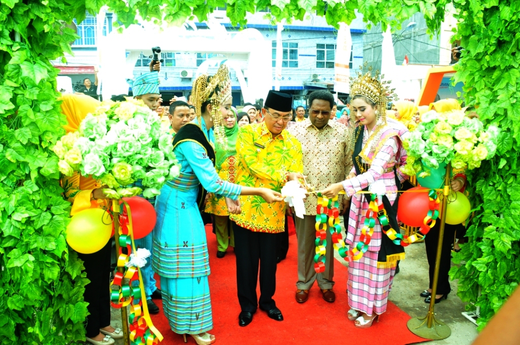 Ditandai Dengan Pemotongan Pita, Bupati Wardan Resmikan Pameran FKI Tahun 2017