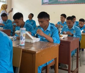 Pemprov Riau Uji Coba Makan Siang Gratis di Dua Sekolah, Siswa: Bisa Hemat Uang Jajan