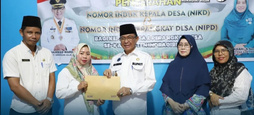 Berikan Kepastian Hukum, Bupati Inhil Serahkan NIKD dan NIPD Perangkat Desa Se-Kecamatan Kempas