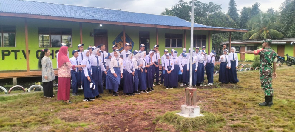 Babinsa Sampaikan Wawasan Kebangsaan kepada Pelajar SMP di Teluk Belengkong