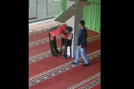 Bukannya Shalat, Dua Pemuda ini Malah Bongkar Kotak Amal. Nyolong Gan?